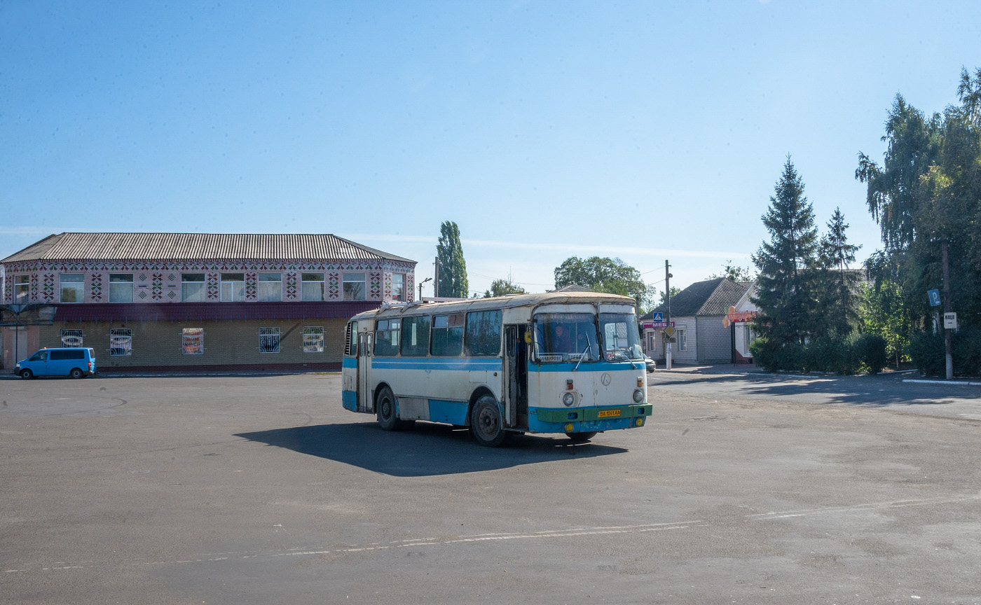 ЛАЗ-695Н №ВА 1241 АА, маршрут Гайворон - Бандурове. Кіровоградська область, Гайворон, привокзальна площа