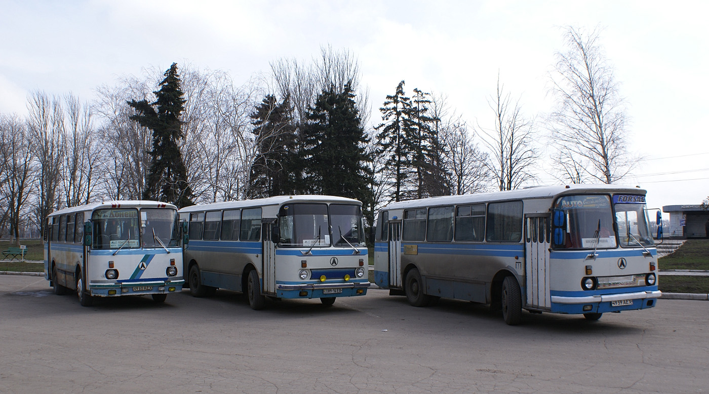 ЛАЗ-695Н №4960 АЕХ маршрут Шахта - Текстильник(Донецьк), №089-16 ЕВ маршрут шахта - Докучаєвськ, №4959 АЕХ маршрут шахта - Олександрівка. Донецька область, Вугледар, стоянка ДВАТ «Шахта Південнодонбаська № 1 імені Героїв 9-ї стрілецької дивізії»