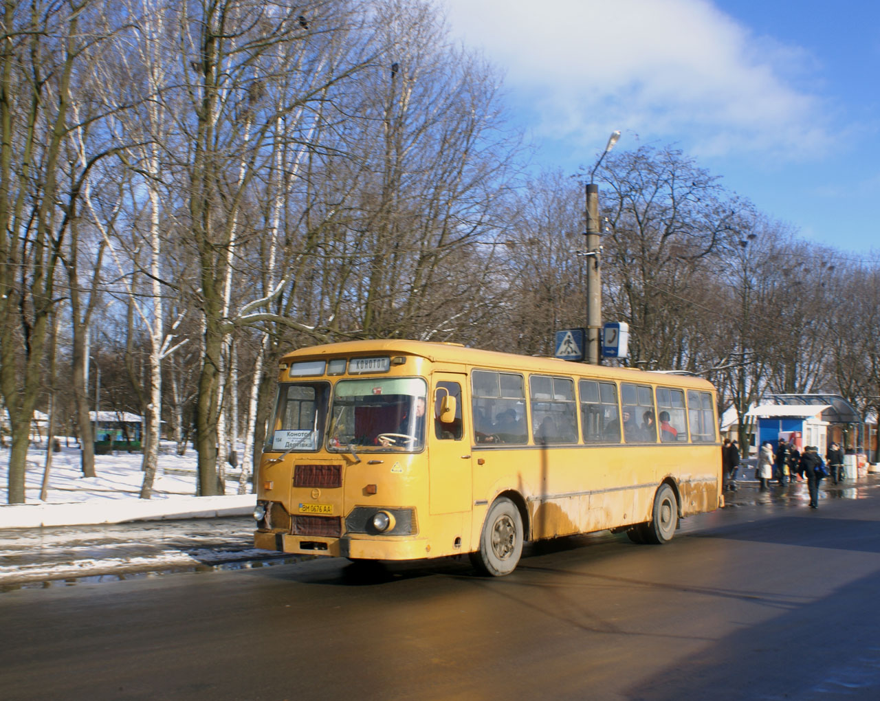 ЛиАЗ-677М №ВМ 0676 АА, маршрут Конотоп - Дептівка. Сумська область, Конотоп, привокзальна площа