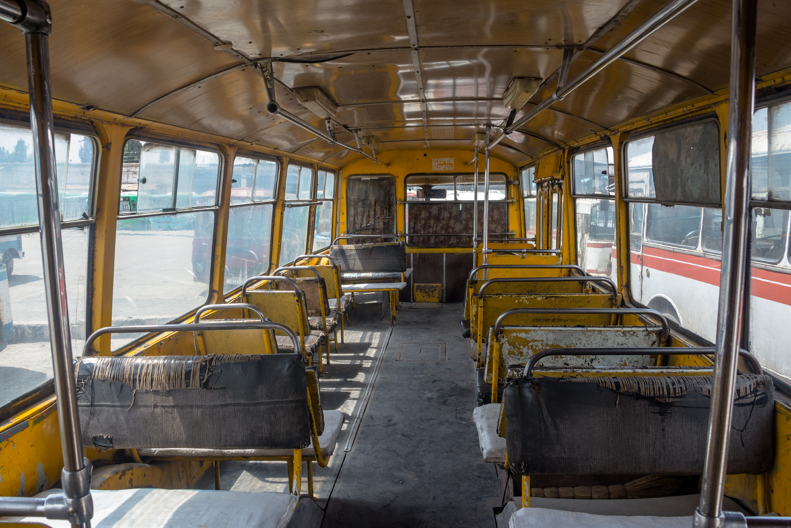 Салон автобуса ЛиАЗ-677М #988 XE 07. Таджикістан, Турсунзаде