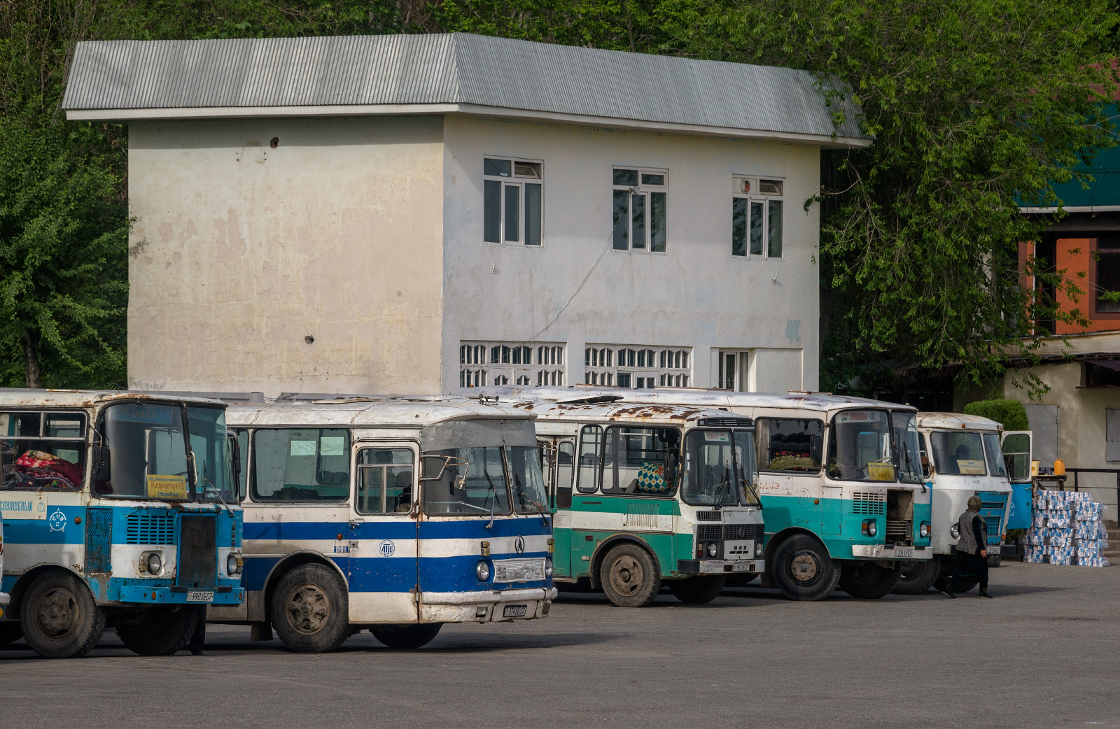 Таджикистан-3205 №990 XE 07, ЛАЗ-699Р №974 XE 07, ПАЗ-3205 №952 XE 07, Таджикистан-3205 №206 XH 07, Кубань-Г1А1 №212 XH 07. Таджикістан, Турсунзаде