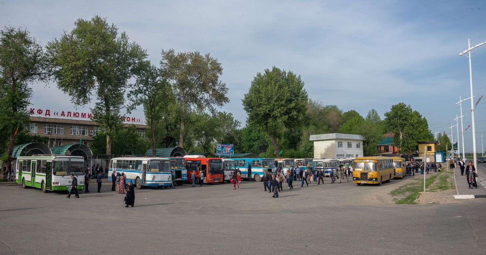 Службові автобуси Таджицького алюмінієвого комбінату. Таджикістан, Турсунзаде