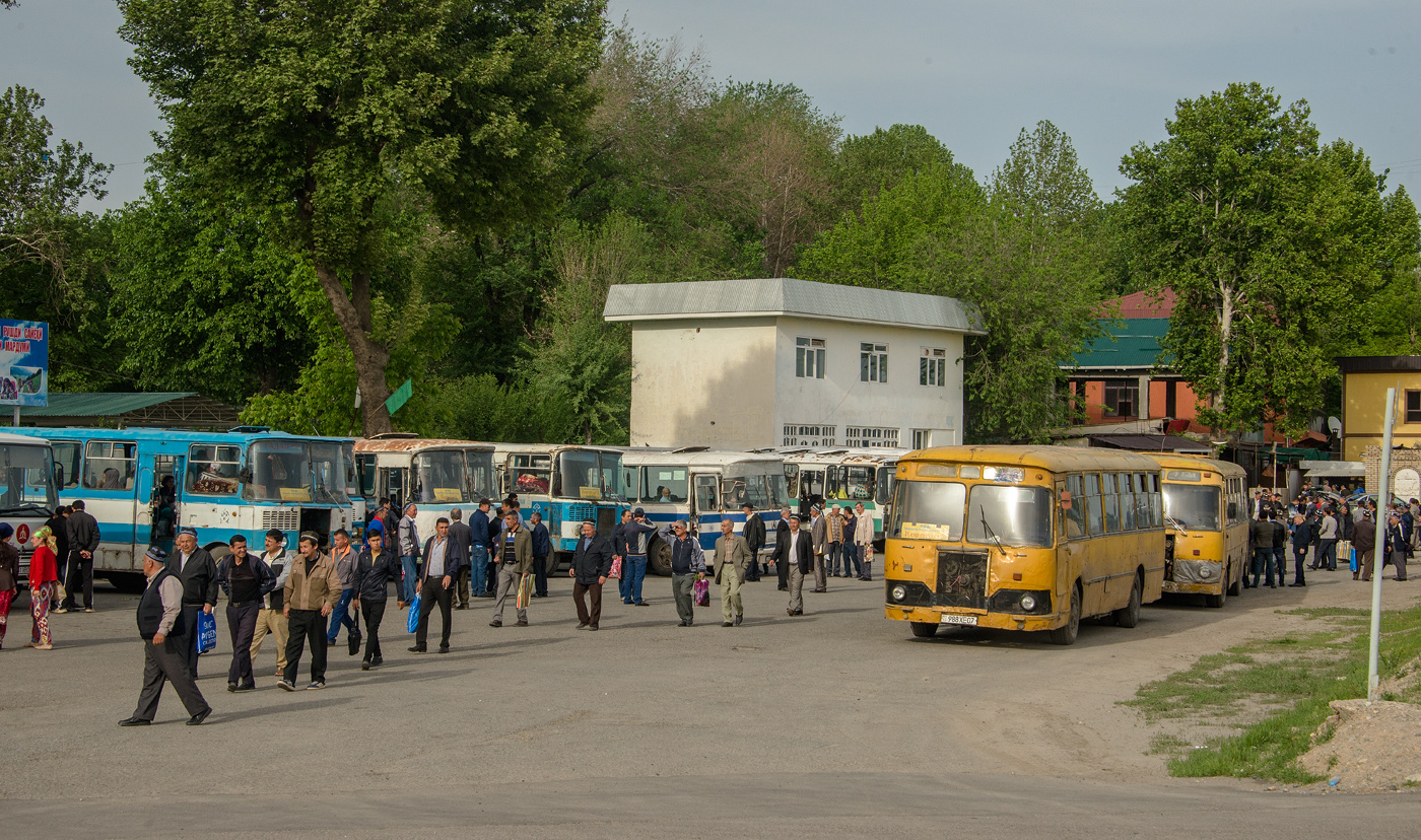 Службові автобуси Таджицького алюмінієвого комбінату. Таджикістан, Турсунзаде
