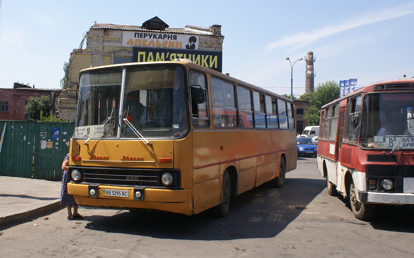 Ikarus-260 №АВ 5295 АС, ПАЗ-3205 №АВ 5284 АС. Вінниця