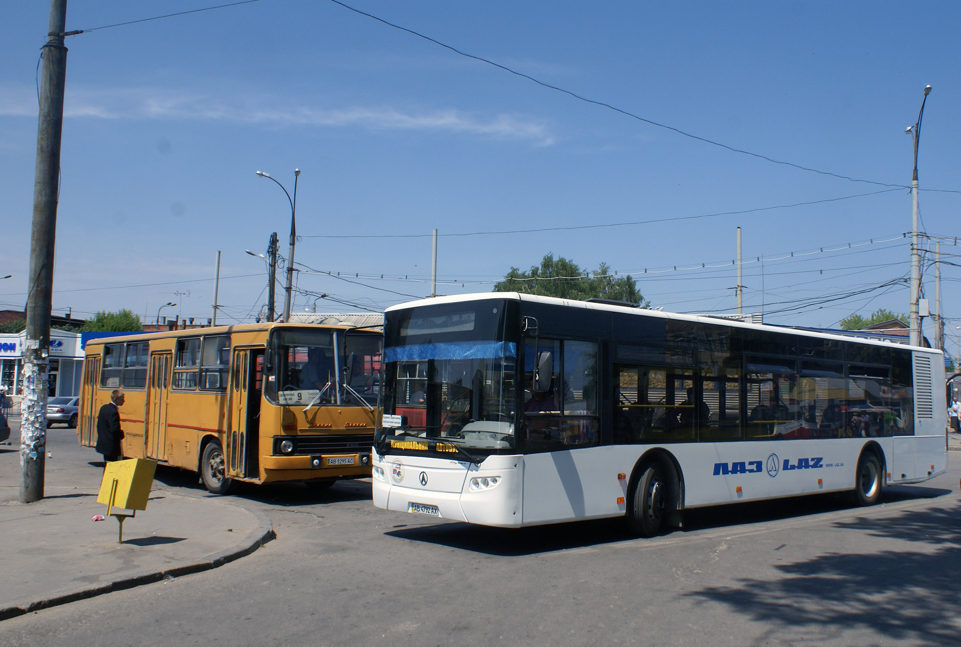 ЛАЗ A183 №АВ 4792 АХ, Ikarus-260 №АВ 5295 АС. Вінниця
