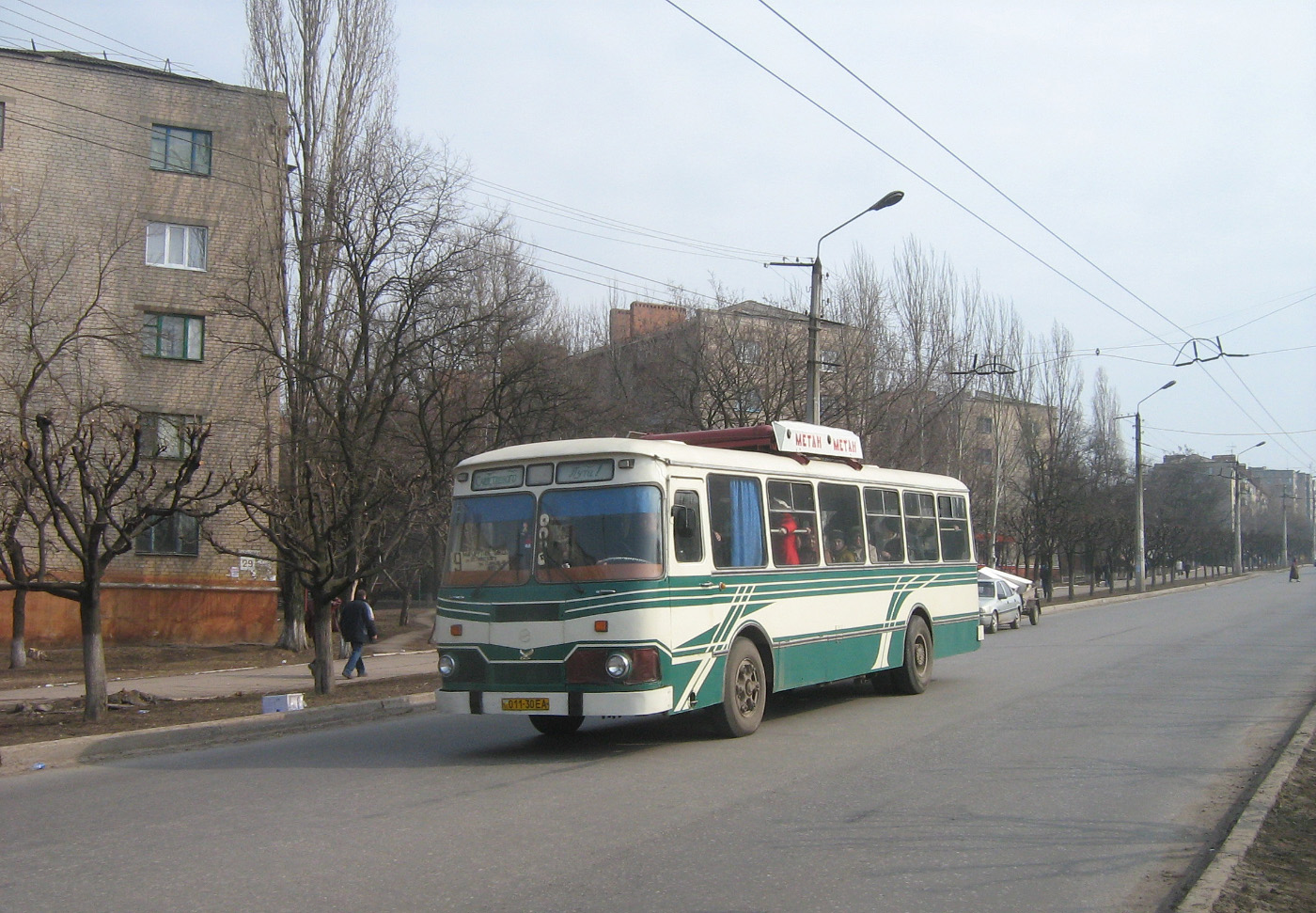 ЛиАЗ-677М №011-30 ЕА на маршруті 9. Донецька область, Краматорськ, вул. Паркова