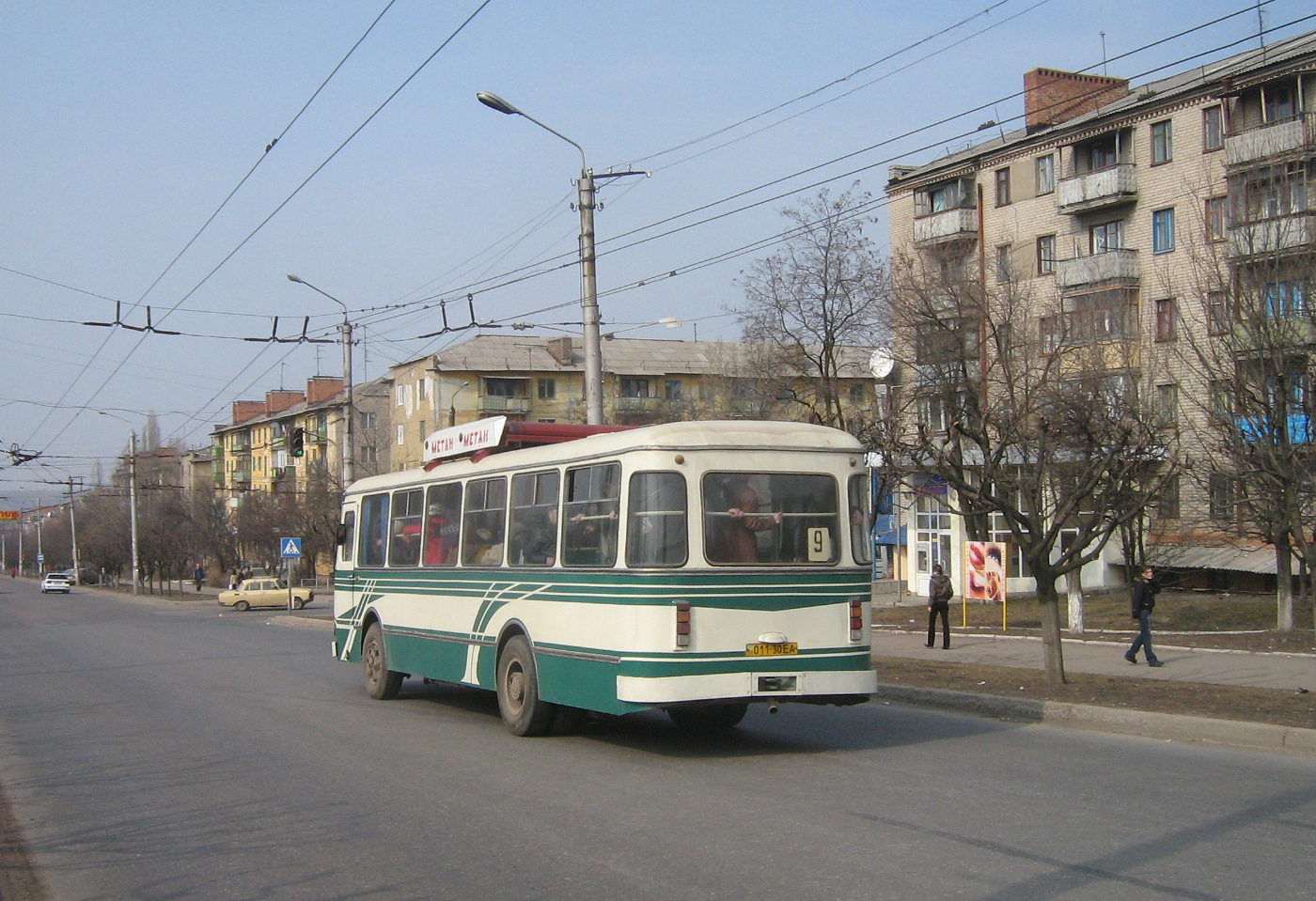 ЛиАЗ-677М №011-30 ЕА на маршруті 9. Донецька область, Краматорськ, вул. Паркова