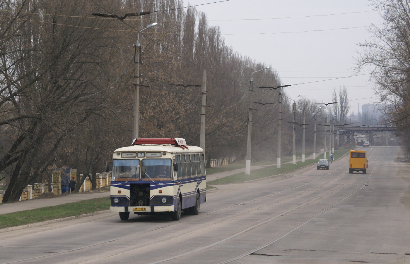 ЛиАЗ-677М №011-19 ЕА на маршруті 2. Донецька область, Краматорськ, вулиця Магістральна