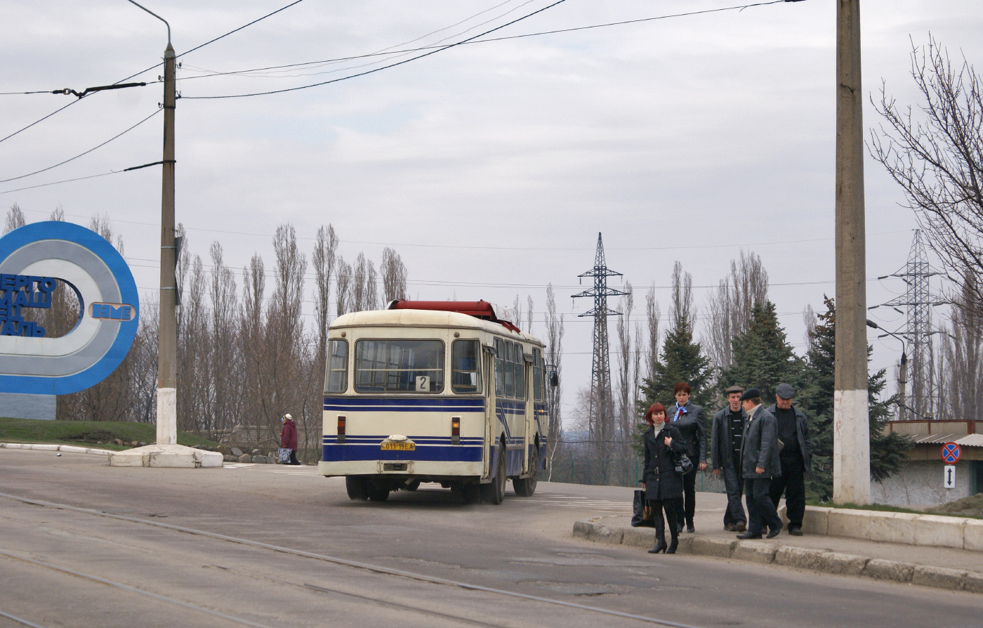ЛиАЗ-677М №011-19 ЕА на маршруті 2. Донецька область, Краматорськ, вулиця Магістральна