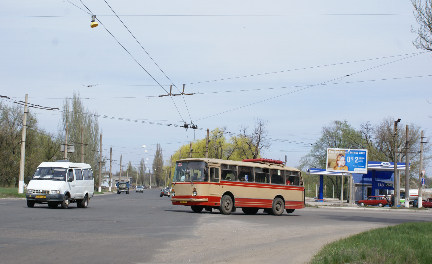 ЛАЗ-695Н №016-49 ЕА на маршруті 20 та ГАЗ №012-46 ЕА на маршруті 33. Донецька область, Горлівка