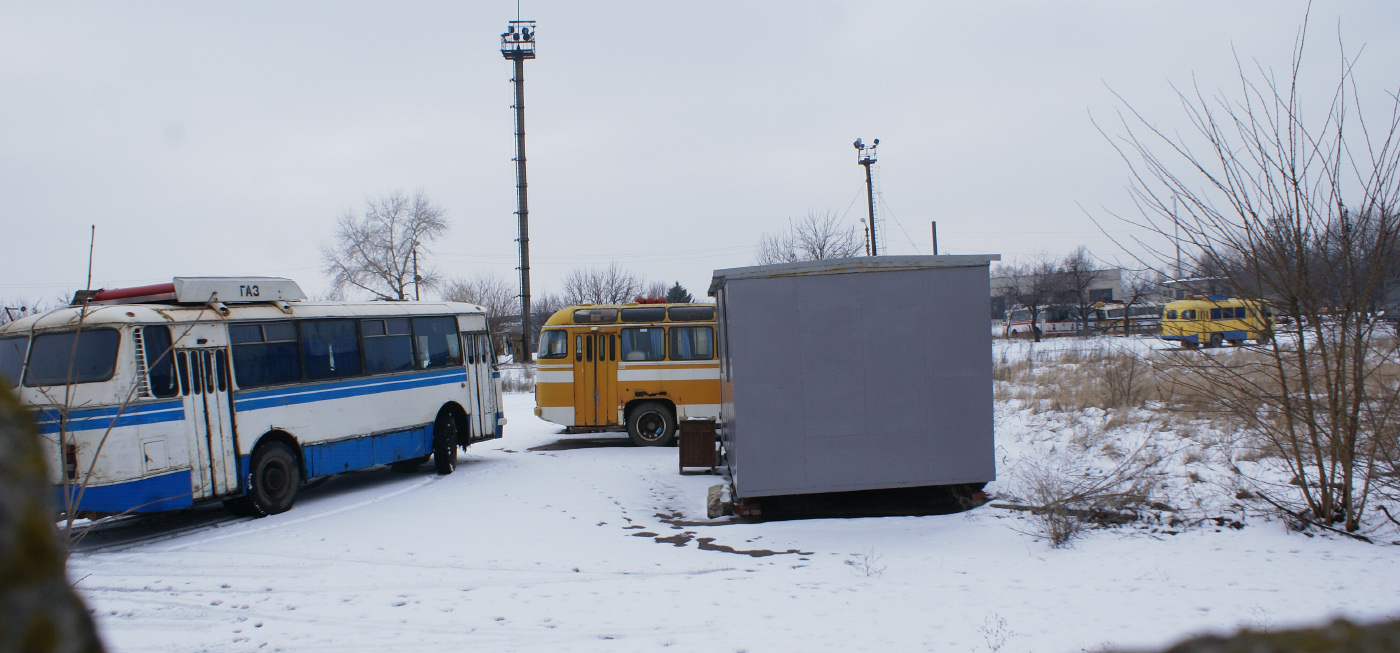 Автобуси ЛАЗ-695Н та ПАЗ-672М на території АТП-11409. Донецька область, Костянтинівка, вулиця Соборності(Тельмана)
