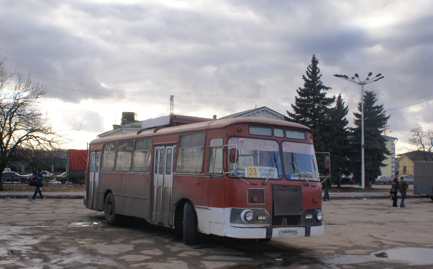 ЛиАЗ-677М №319-15 ЕВ на маршруті 23 Костянтинівка - Іванопілля. Донецька обл., Костянтинівка, кінцева "Залізничний вокзал"