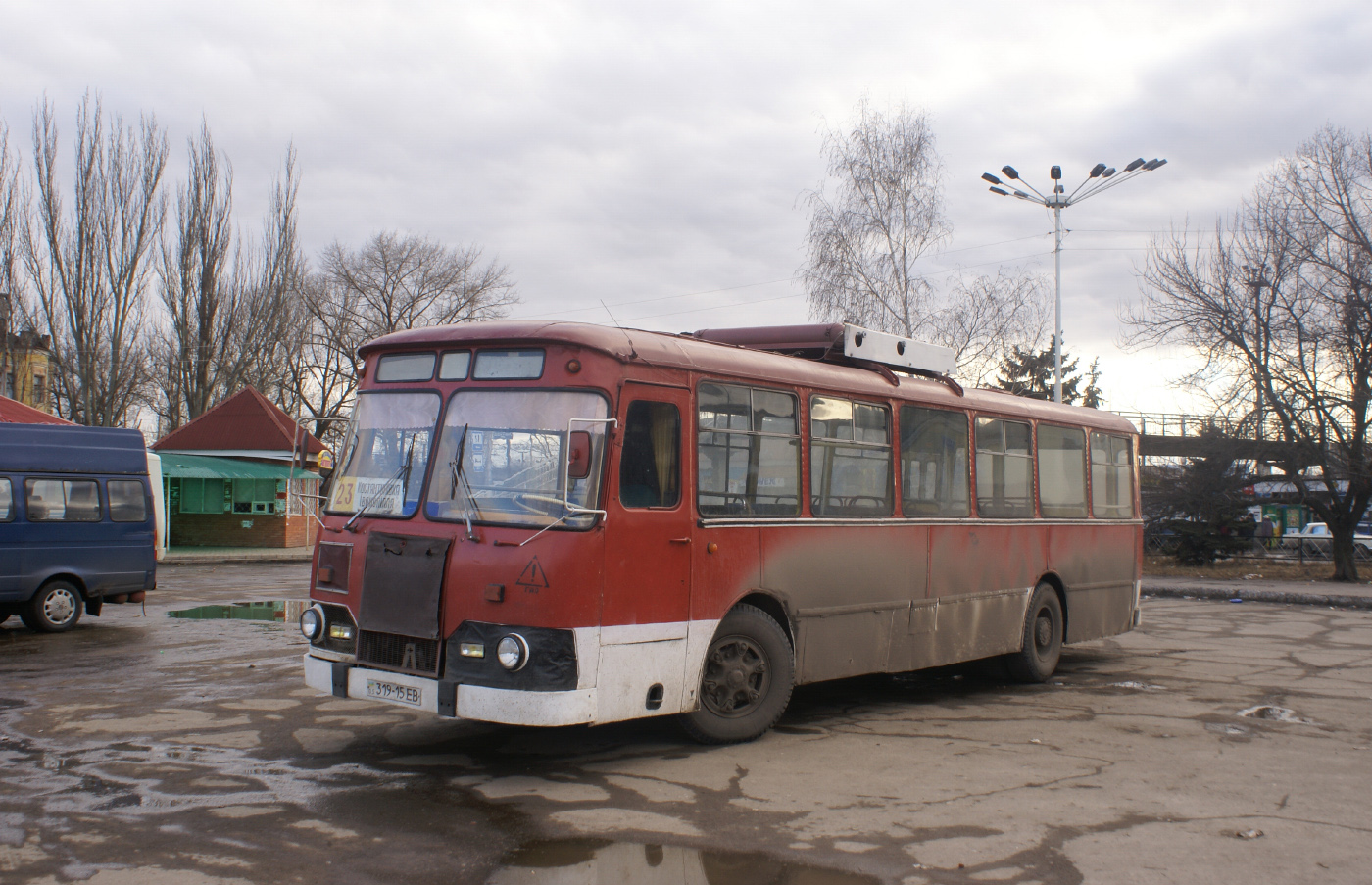 ЛиАЗ-677М №319-15 ЕВ на маршруті 23 Костянтинівка - Іванопілля. Донецька обл., Костянтинівка, кінцева "Залізничний вокзал"
