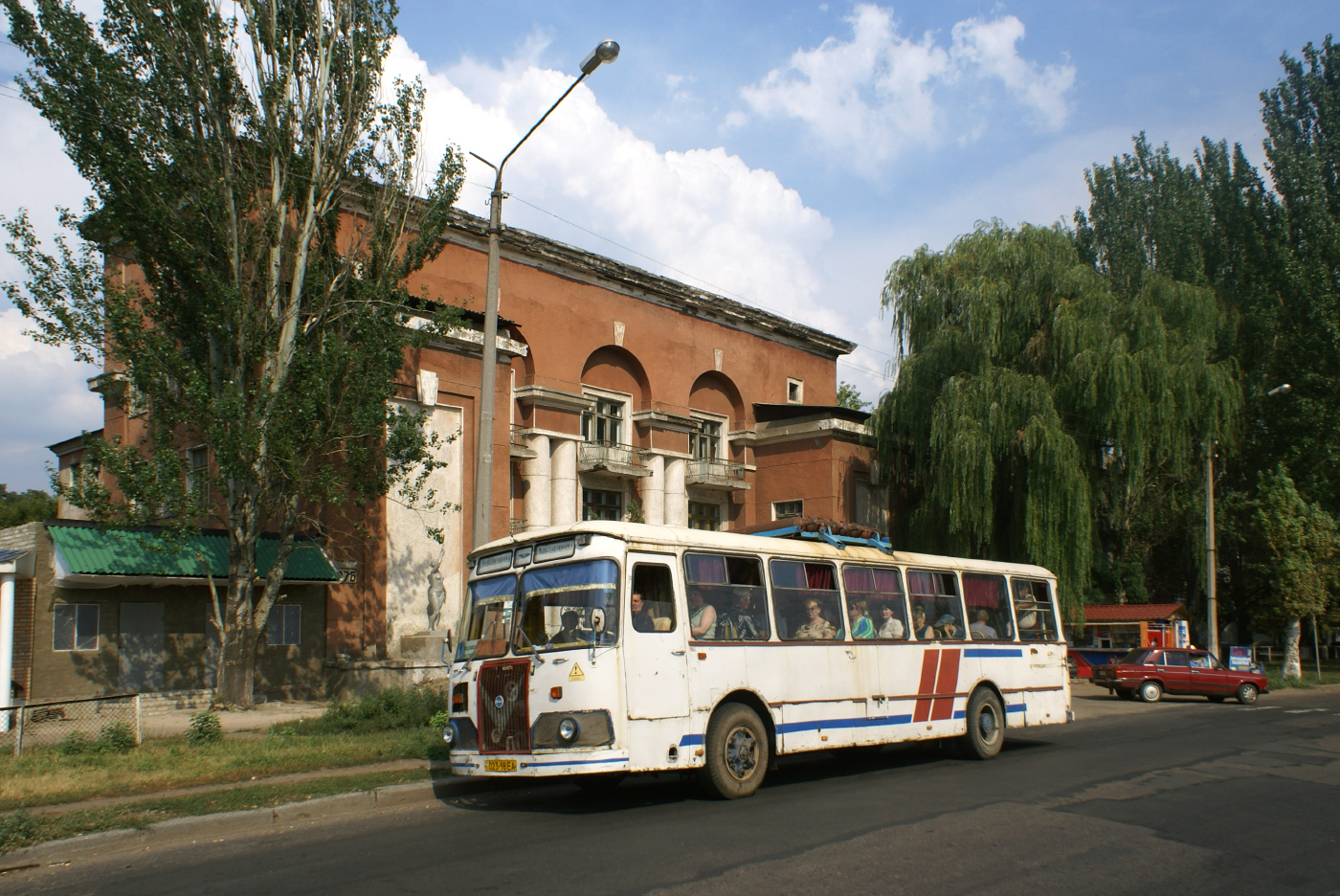 ЛиАЗ-677М №023-98 ЕА на маршруті №1. Донецька область, Костянтинівка, вул. Леніна(Олекси Тихого)