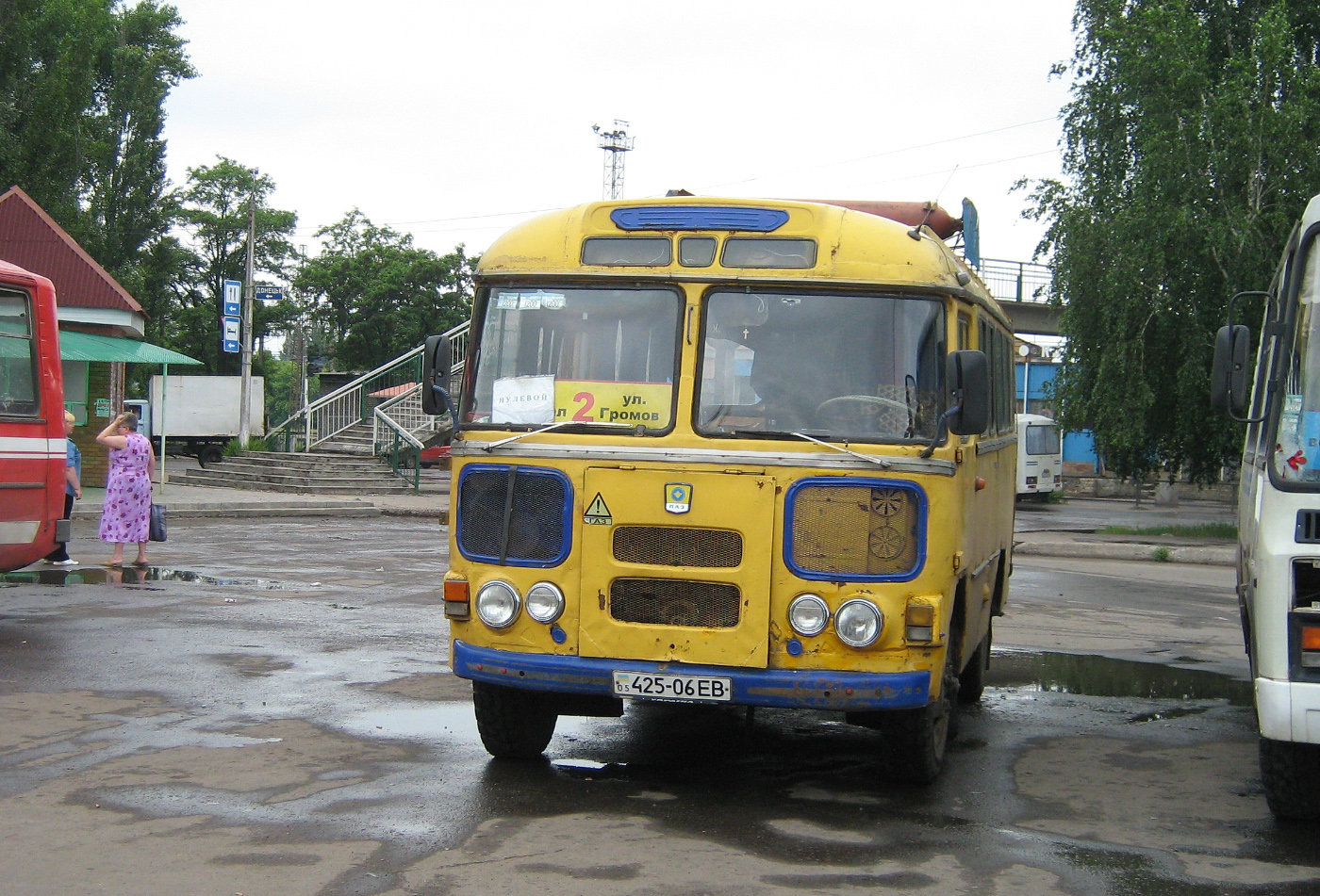 ПАЗ-672М #045-06 ЕВ на маршруті 2. Донецька область, Костянтинівка, кінцева "Залізничний вокзал"