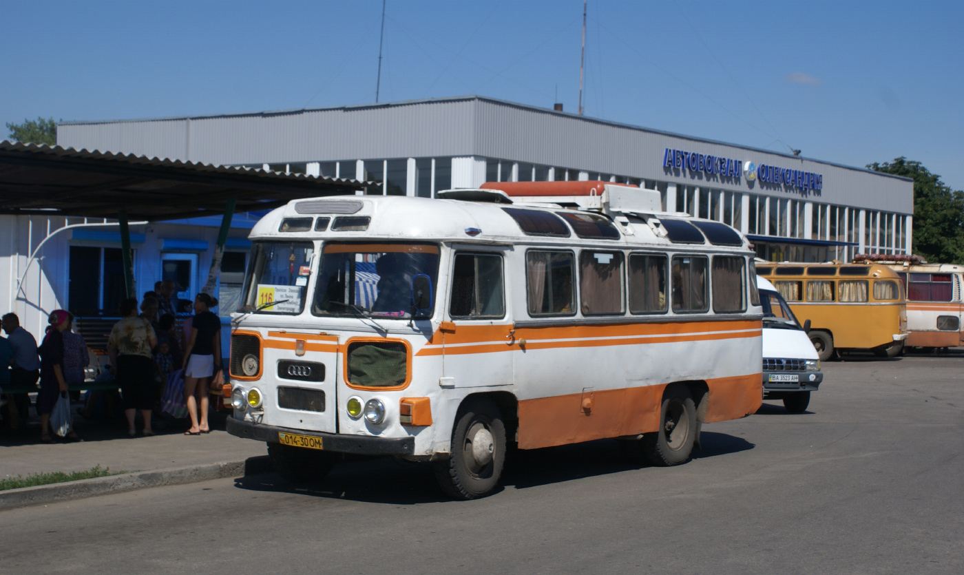 ПАЗ-672М №014-30 ОМ на маршруті 116. Кіровоградська область, Олександрія, автовокзал