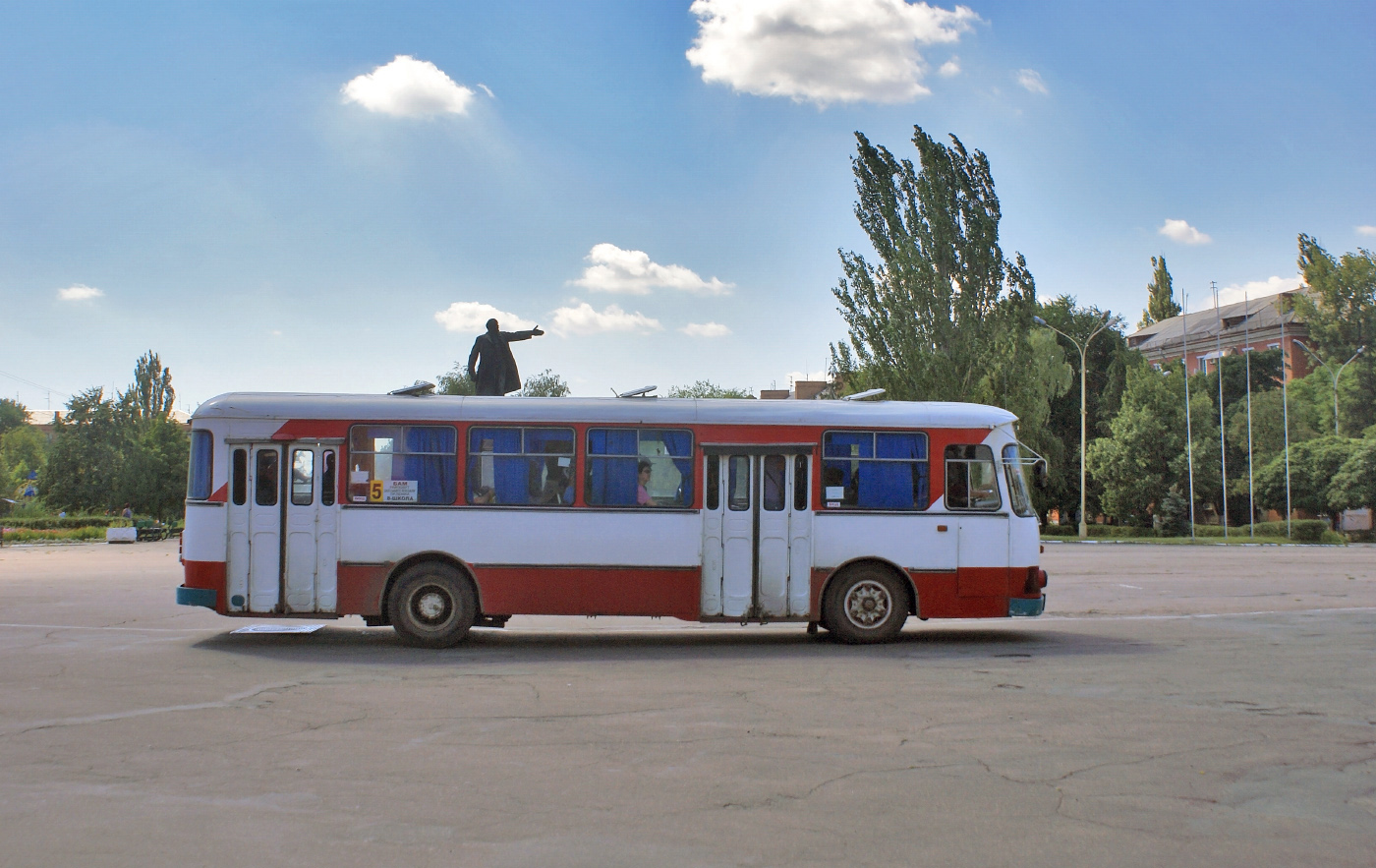ЛиАЗ-677М №ВА 0675 АН на маршруті 5. Кіровоградська область, Олександрія, Соборна площа