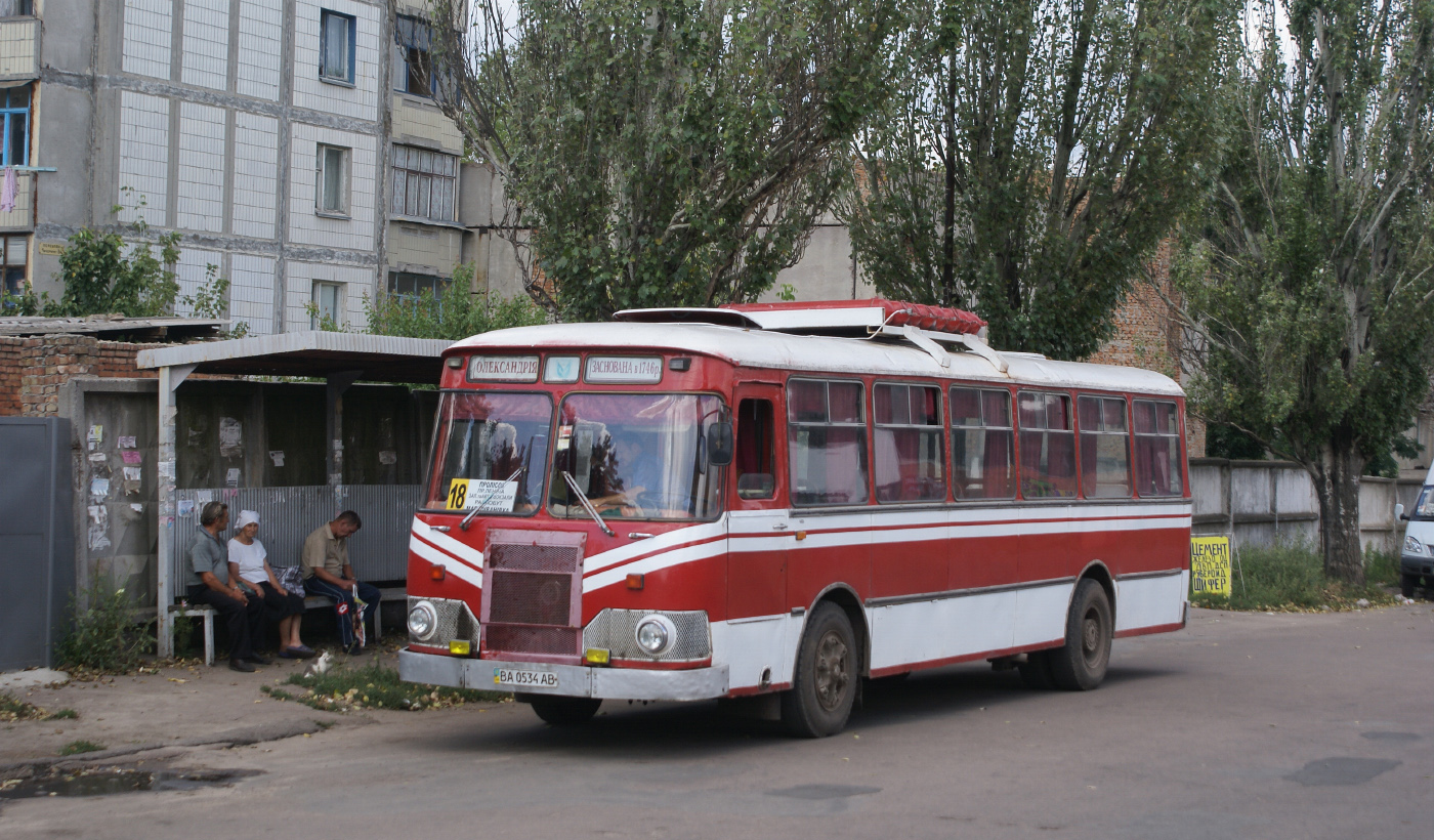 Автобус ЛиАЗ-677М №ВА 0534 АВ на маршруті 18. Кіровоградська область, Олександрія, привокзальна площа