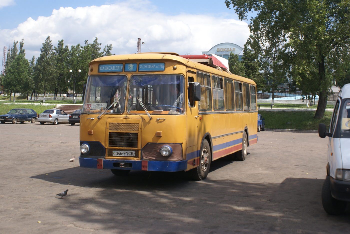 Автобус ЛиАЗ-677М №046-91 СК на маршруті 102. Кіровоградська область, Олександрія, привокзальна площа