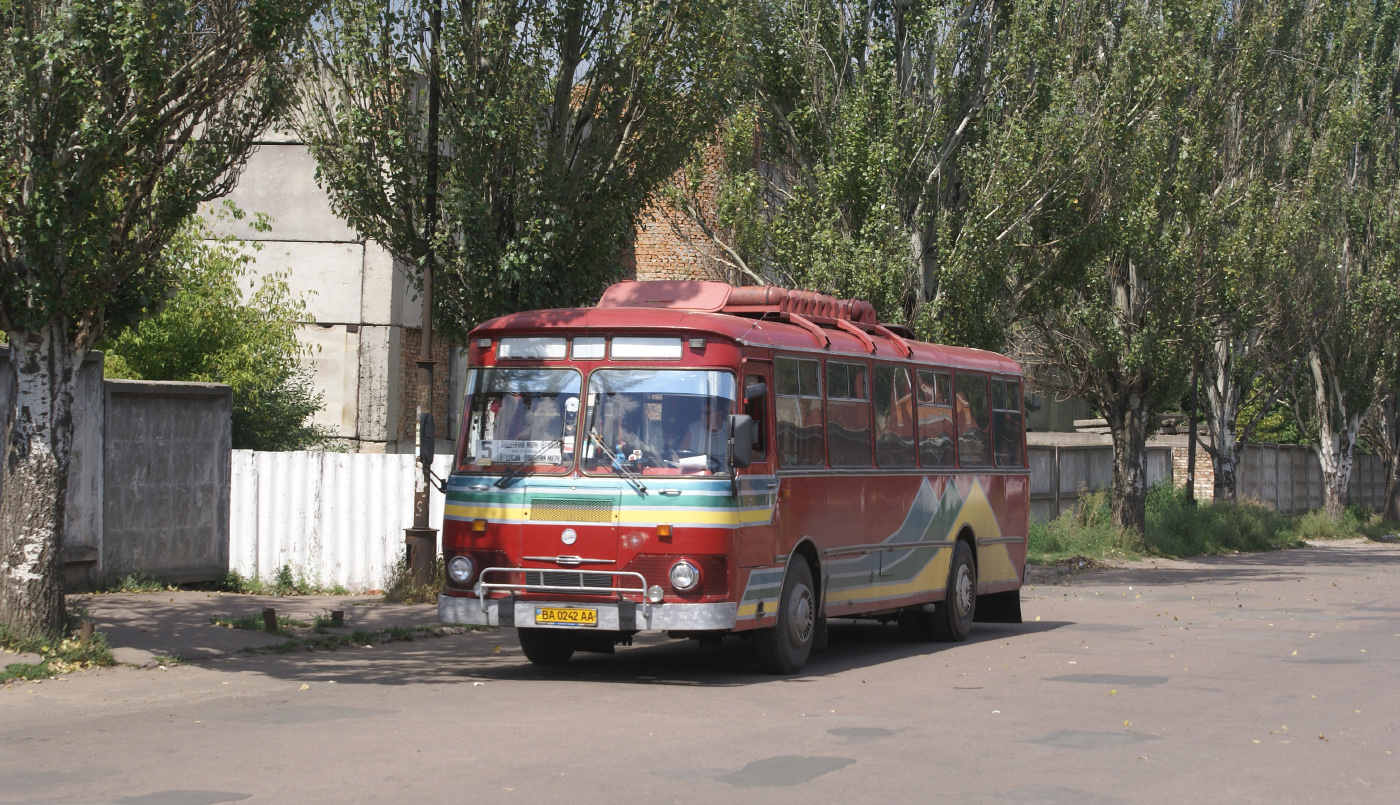 Автобус ЛиАЗ-677М №ВА 0242 АА на маршруті 5. Кіровоградська область, Олександрія, привокзальна площа